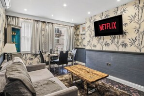 Living area - Spacious and Luxury 4 bedroom Apartment in Central London (London)