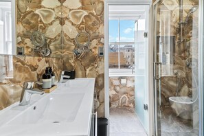 Hair dryer, towels, soap, toilet paper - Spacious and Luxury 4 bedroom Apartment in Central London (London)