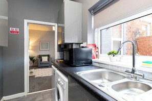 Fridge, microwave, oven, stovetop - Modern 2 Bed Near Seafront and Easy Commute Links (Tyne and Wear)