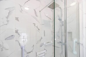 Shower, hair dryer - Modern 2 Bed Near Seafront and Easy Commute Links (Tyne and Wear)