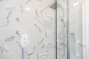 Ducha y secador de pelo