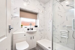 Shower, hair dryer - Modern 2 Bed Near Seafront and Easy Commute Links (Tyne and Wear)