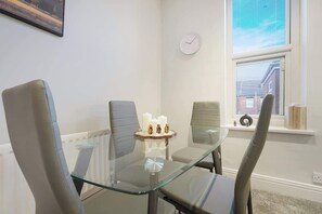 Dining - Chic 2 Bed with WiFi, Parking, Ideal for Work Stay (Tyne and Wear)