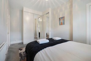 2 bedrooms, free WiFi, bed sheets - Chic 2 Bed with WiFi, Parking, Ideal for Work Stay (Tyne and Wear)