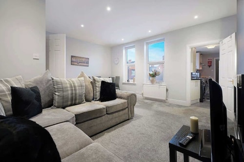 Chic 2 Bed with WiFi, Parking, Ideal for Work Stay