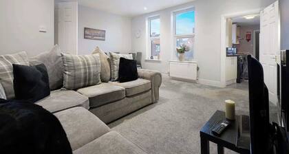 Chic 2 Bed with WiFi, Parking, Ideal for Work Stay