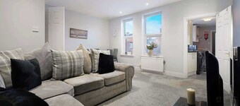 Chic 2 Bed with WiFi, Parking, Ideal for Work Stay