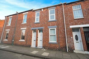 Exterior - Chic 2 Bed with WiFi, Parking, Ideal for Work Stay (Tyne and Wear)