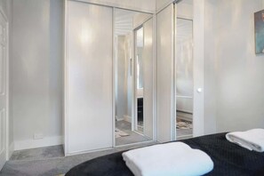 2 bedrooms, free WiFi, bed sheets - Chic 2 Bed with WiFi, Parking, Ideal for Work Stay (Tyne and Wear)