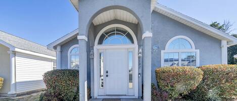 House, Multiple Beds (Jade Shell) | Exterior detail