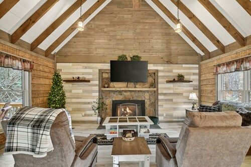 Driftwood Cabin a waterfront cabin with everything