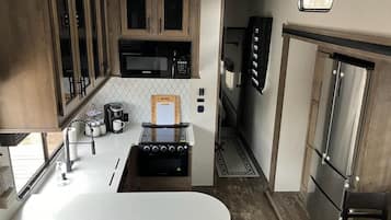 Kylskåp, mikrovågsugn, ugn och spishäll