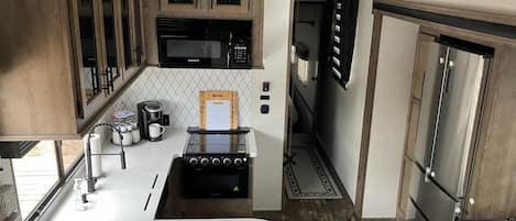 Refrigerador, microondas, horno y parrilla de estufa