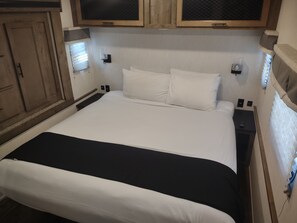 Tabla de planchar con plancha, wifi, ropa de cama