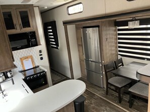 Fridge, microwave, oven, stovetop - Luxury 5th Wheel (Sallisaw)