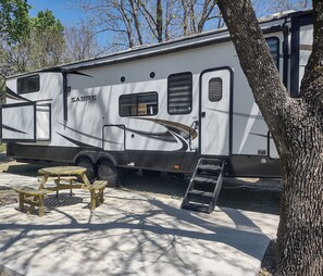 Exterior - Luxury 5th Wheel (Sallisaw)