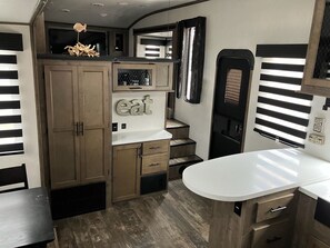 Interior - Luxury 5th Wheel (Sallisaw)