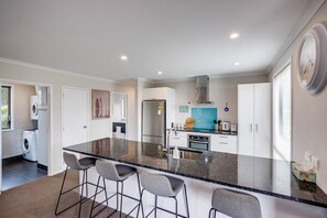 Fridge, microwave, dishwasher, coffee/tea maker - SeaRenity - Waimarama Holiday Home (Havelock North)