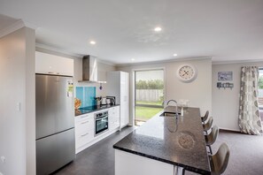 Fridge, microwave, dishwasher, coffee/tea maker - SeaRenity - Waimarama Holiday Home (Havelock North)