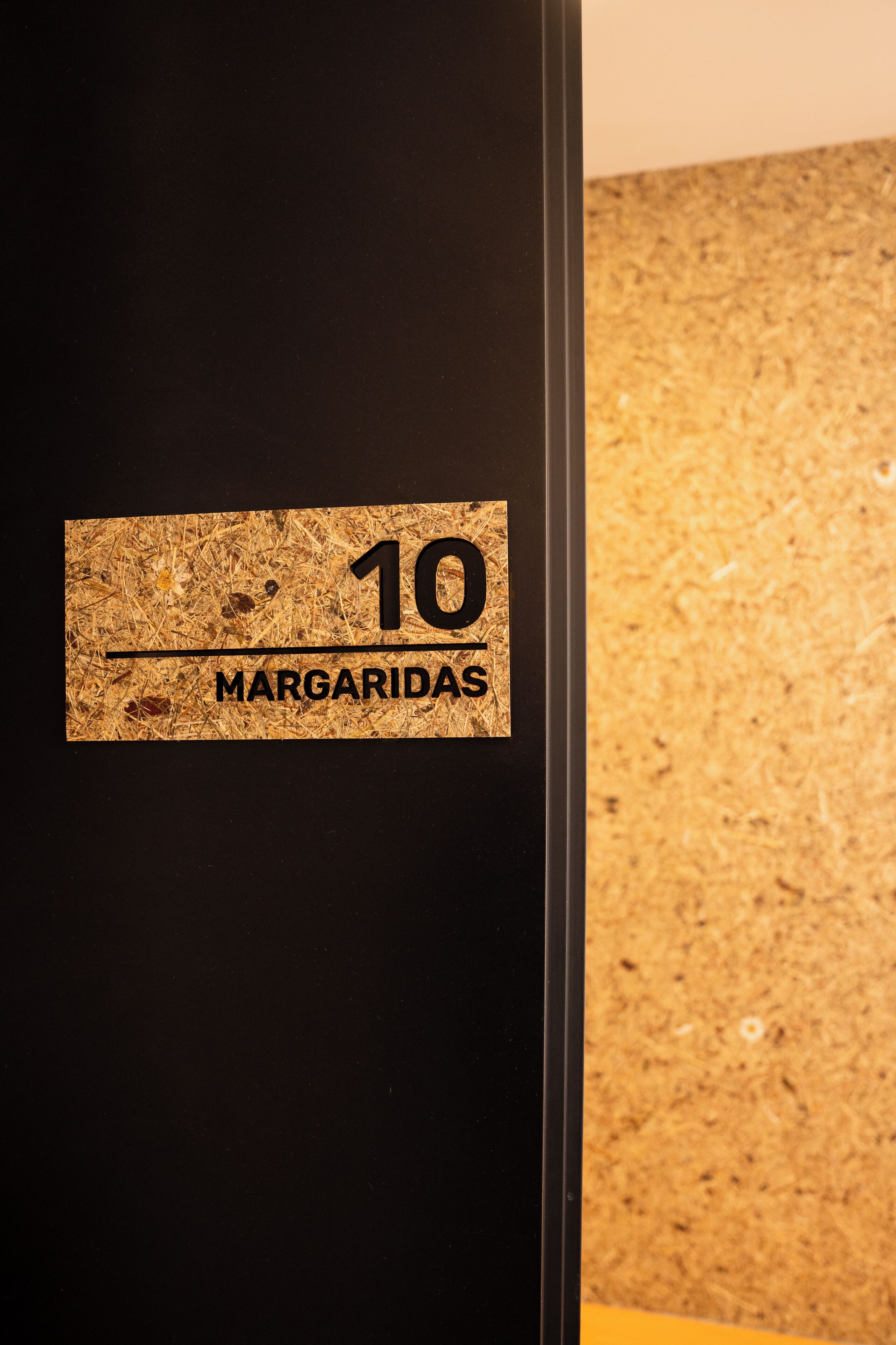 Uma porta com uma placa que diz '10 Margaridas'.