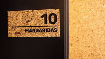 Uma porta com uma placa que diz '10 Margaridas'.