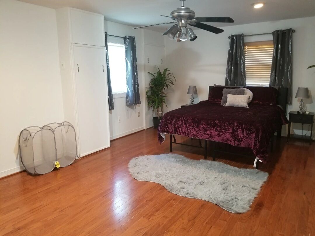 1 dormitorio, escritorio, tabla de planchar con plancha y wifi