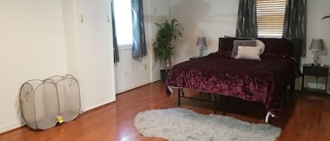 1 dormitorio, escritorio, tabla de planchar con plancha y wifi