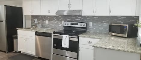 Kylskåp, mikrovågsugn, ugn och spishäll