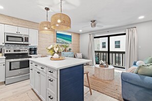 Fridge, microwave, oven, stovetop - Private Beach + Chair Service/Pool/Bikes (Santa Rosa Beach)