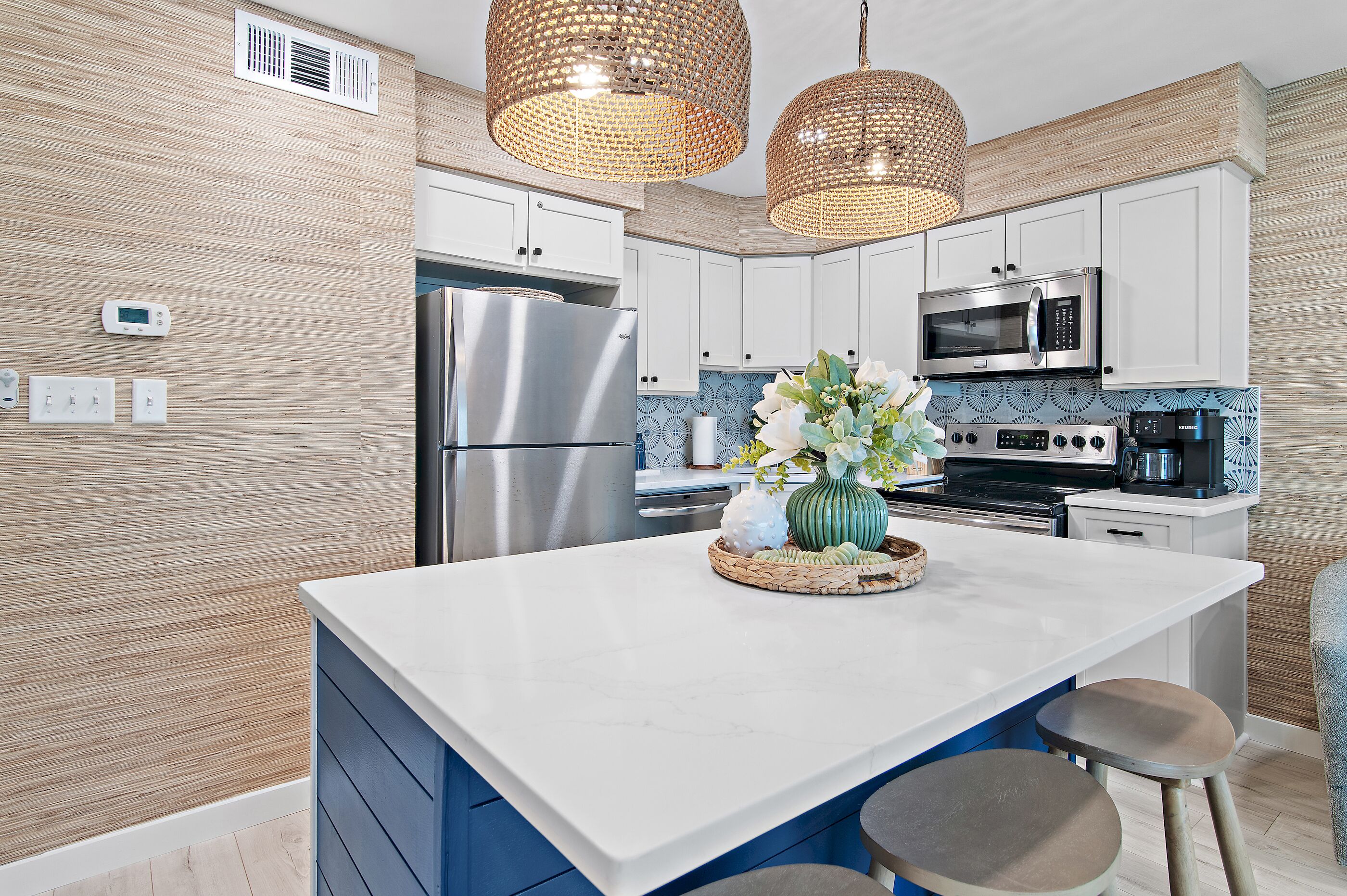 Réfrigérateur, micro-ondes, four, plaque de cuisson