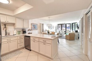 Interior - Ground Floor Condo with Shared Pool, Golf Access, Bay Views, and WiFi (Panama City)