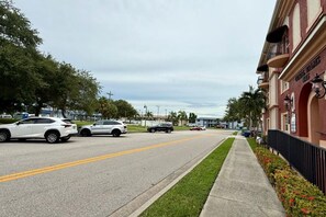Property grounds - Modern Downtown Loft, Walk to Restaurants & Nightlife (Cape Coral)