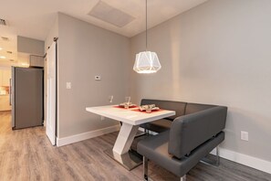 Dining - Modern Downtown Loft, Walk to Restaurants & Nightlife (Cape Coral)