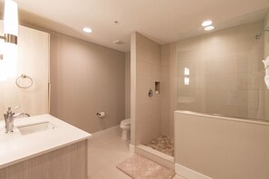 Hair dryer, towels - Modern Downtown Loft, Walk to Restaurants & Nightlife (Cape Coral)
