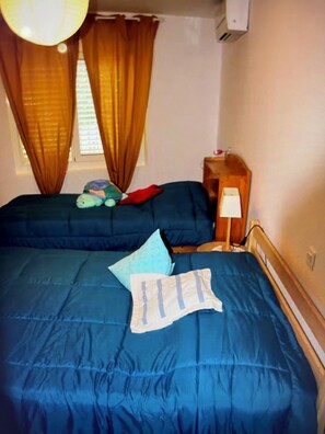 A bedroom with two beds, a nightstand, a lamp, and a window with curtains. - Pretty "Terrace and Sea" house ideally located (Cerbère)