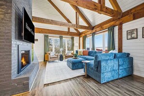 TV, lareira, pebolim, escritórios