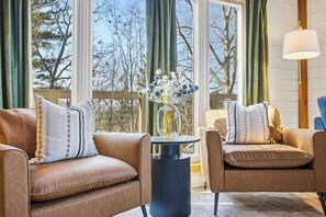 TV, lareira, pebolim, escritórios