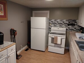 Een koelkast, een microgolfoven, een oven, een kookplaat