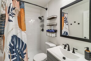 Shower, hair dryer, towels, soap - Cozy 2BR/1BA Ranch - Near Downtown Royal Oak (Oak Park)
