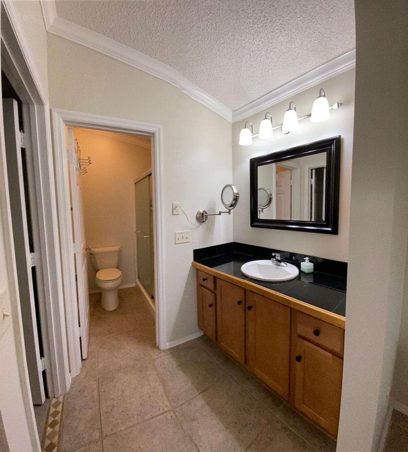 Une salle de bain avec des toilettes, un lavabo et un miroir.