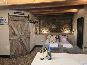 1 habitación, tabla de planchar con plancha, wifi y ropa de cama