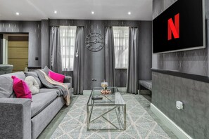 Living area - Beautiful & Spacious Super King & Double Bed Flat|Oxford Circus & Bond Street (London)