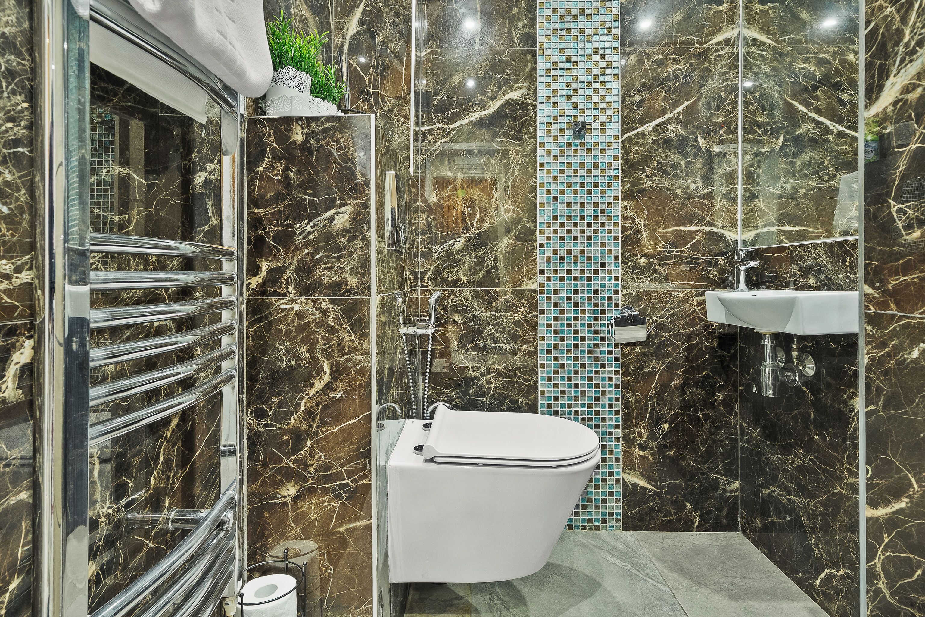 Secadora de cabello, toallas, jabón, papel de baño 