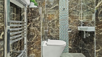 Secadora de cabello, toallas, jabón, papel de baño