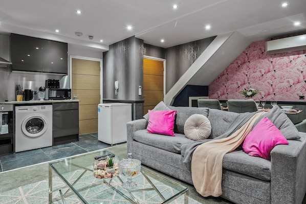 Living area - Beautiful & Spacious Super King & Double Bed Flat|Oxford Circus & Bond Street (London)