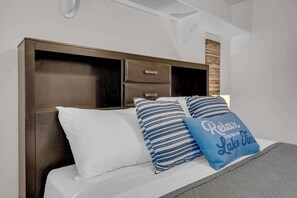 3 bedrooms, desk, free WiFi, bed sheets - Rustic Retreat - Pool, Fire Pit, & Game Room! (Kingsland)