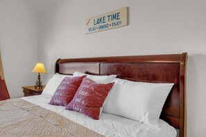 3 bedrooms, desk, free WiFi, bed sheets - Rustic Retreat - Pool, Fire Pit, & Game Room! (Kingsland)