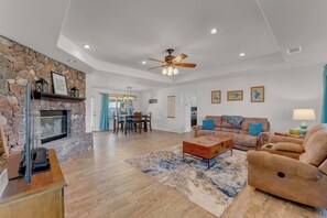 Smart TV, video games, DVD player, foosball - Rustic Retreat - Pool, Fire Pit, & Game Room! (Kingsland)