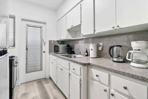 Fridge, microwave, oven, stovetop - Cozy Miami Beach Studio with 2 Queens + Work Space (Miami Beach)