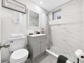 Dusche, Haartrockner, Handtücher, Shampoo